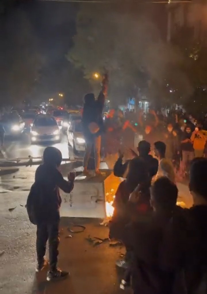 + چرا ایران به دنیا اومدم؟!
- واسه پس گرفتنش از دست این لاشخورا ..
#اتحاد_رمز_پیروزی
#مهسا_امینی
#زن‌_زندگی_آزادی