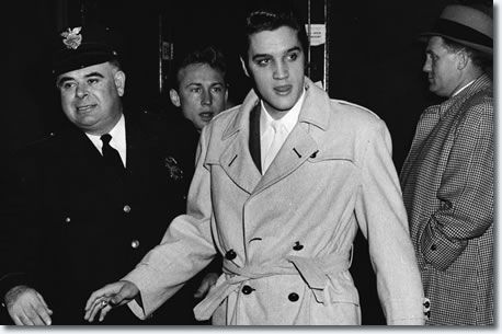 Today in 1956, #Elvis performed at the Arena, Cleveland, #Ohio.

More on this day at dailyelvis.com⚡️ 

#elvispresley #graceland #elvisaaronpresley #elvisforever #elvispresleyfans #presley #elvisfans #elvisfan #rocknroll #memphis #tcb #theking #music #kingofrockandroll