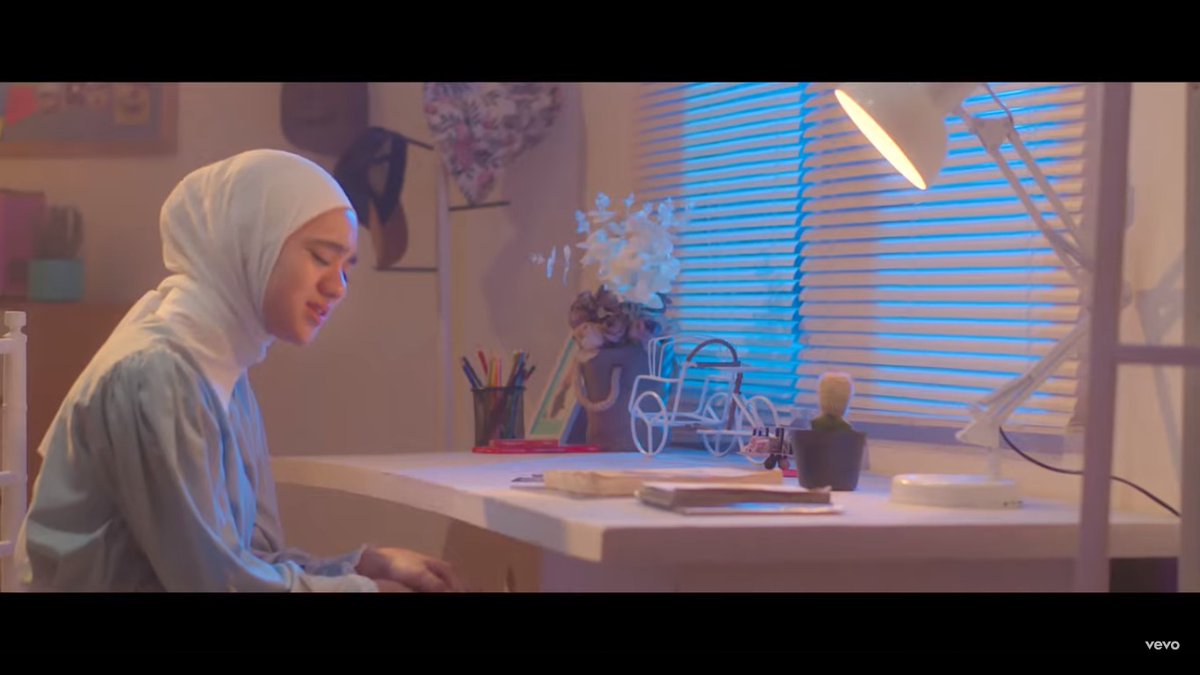 LuriHand's tweet photo. Nyesek ya Allah Gusti..

Sorenya aku nangis nonton Film 172 Days, tengah malam nangis lagi nonton MV Ku Ingin Piasah @Nabilataqiyyah_ 

Habis air mata ini..

KISAH IS OUT NOW

#KuInginPisahNabilaTaqiyyah 
#nabilataqiyyah https://t.co/kj27oZQXep