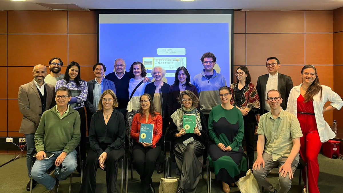 Se cumplen 7 años desde la firma del acuerdo entre el gobierno de Juan Manuel Santos y las FARC-EP. En "Después del Acuerdo" examinamos avances y retos. ¡Qué felicidad ver tantos autore/as reunidos! Gracias <a href="/Ed_Uniandes/">Ediciones Uniandes 📚</a> <a href="/facisouniandes/">Facultad de Ciencias Sociales Uniandes</a>  cienciassociales.uniandes.edu.co/despues-del-ac…