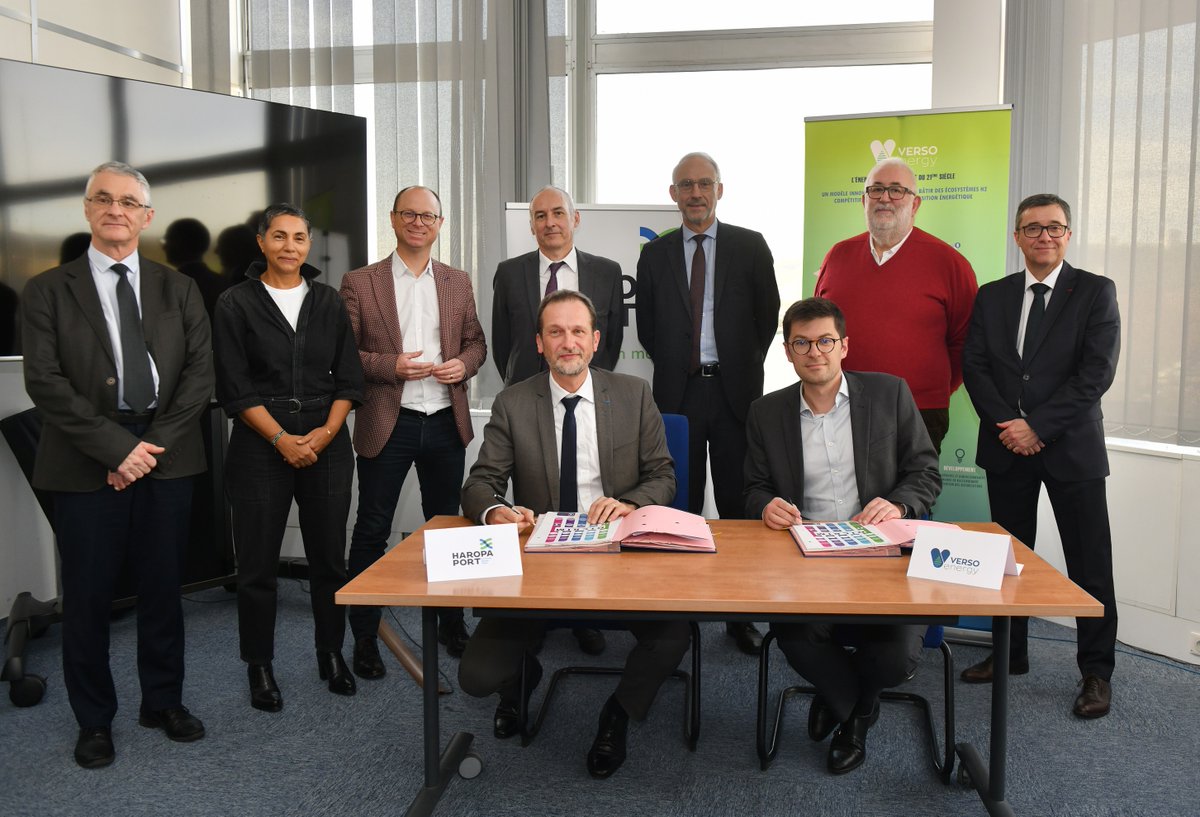 [Signature ✍️]
<a href="/haropaport/">HAROPA PORT</a>  et <a href="/Versoenergy/">Verso Energy</a>  ont conclu ce mercredi 22 novembre une convention 📝 en vue de l’implantation d’une unité industrielle 🏭de production d’#hydrogène bas-carbone 🍃 et de carburants de synthèse .
🔗 verso.energy/2023/11/23/hyd…