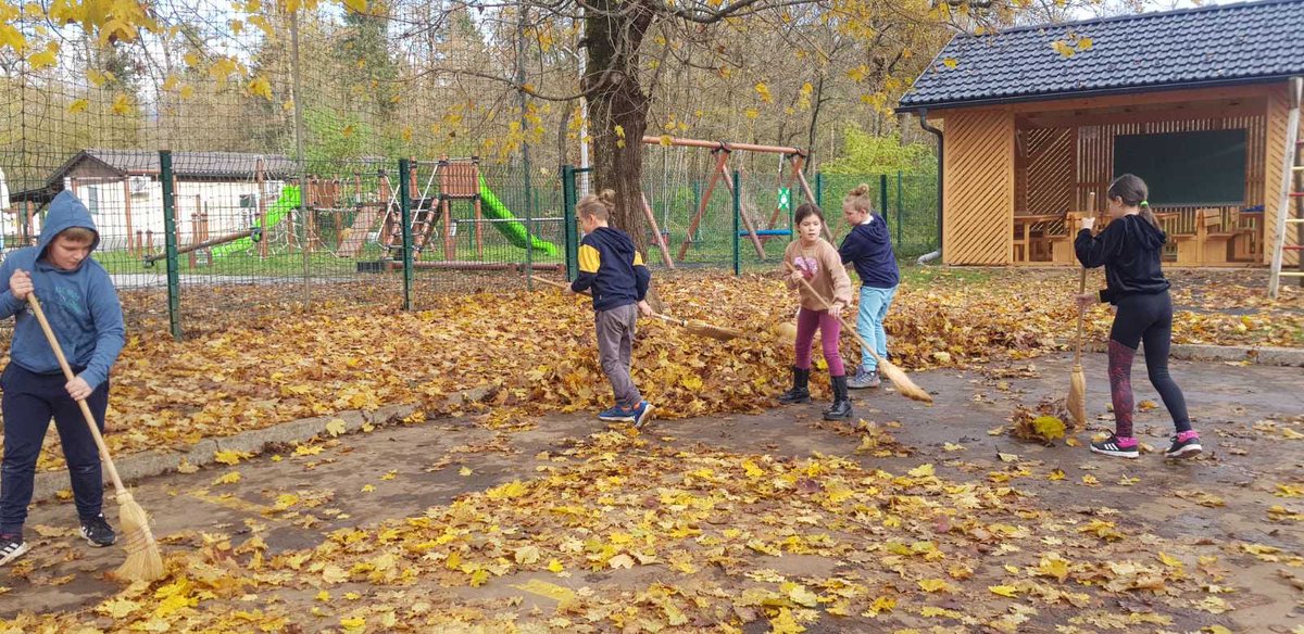 OSsencur's tweet photo. Si tudi ti EKOGLAVCA?🤩 Na naši šoli poteka ♻️EKOTEDEN♻️ v okviru mednarodnega tedna zmanjševanja odpadkov. Priredili smo EKOKVIZ, zbirali zamaške, jutri pa imamo EKOAKCIJO! Pridruži se ji tudi ti in bodi EKOFACA😎 #ewwr #trajnost #etzo https://t.co/9yP6UEkoWN