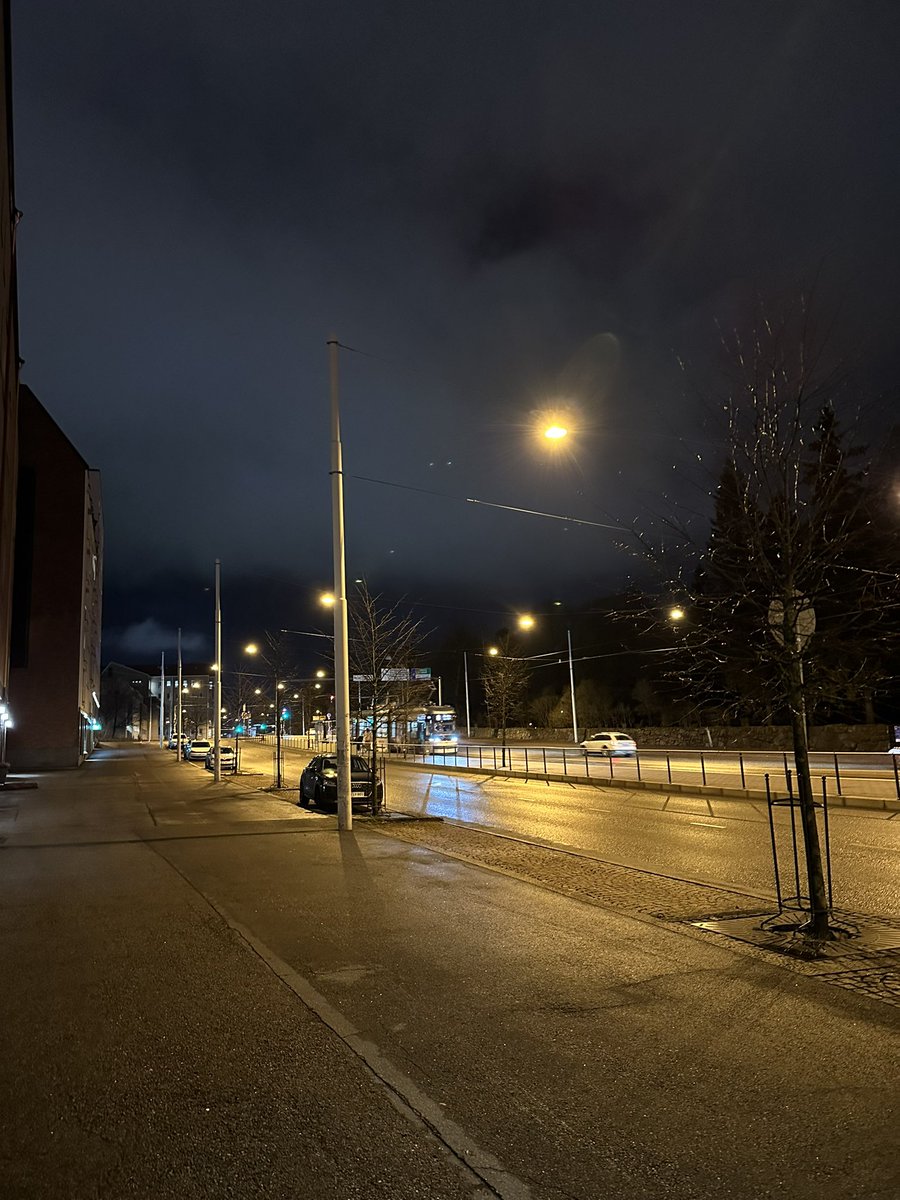 vaateri's tweet photo. Kaupunkiympäristölautakunta päätti muuttaa asukaspysäköinnin hintaa Helsingissä reippailla korotuksilla, jotta kysyntä vastaa paremmin tarjontaa. Suunta on varmasti oikea, mutta herää kysymys mentiinkö jo kipukynnyksen yli? Mechelininkatu to iltana klo 21 9/13 paikkaa vapaana https://t.co/ze2KIxO4tW
