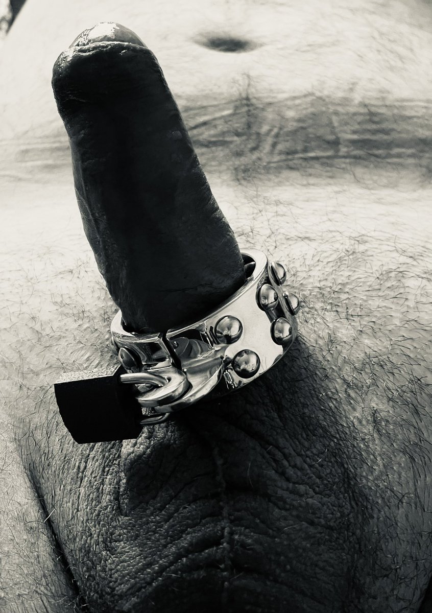 Der für mich schönste Schwanz den es gibt. Der meines Lust- und Gierobjekts 💜 schön im Spikering gefangen 🤤