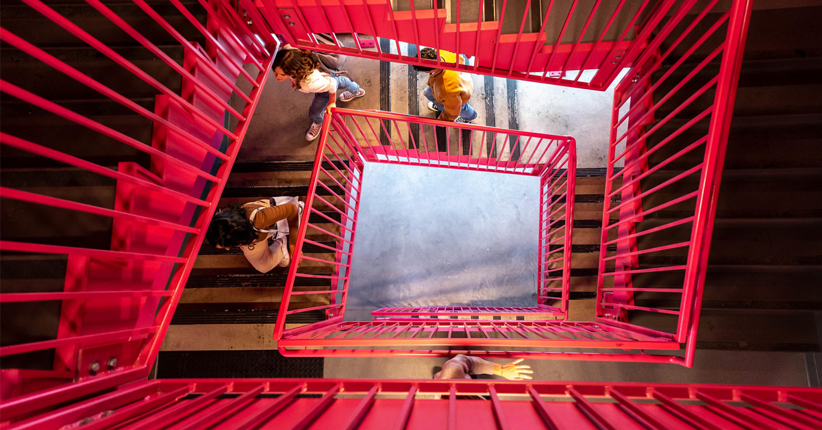 Stairclimbing between meetings can break up sedentary time and boost activity, @UBCFHSD research shows news.ok.ubc.ca/2023/11/23/ubc…