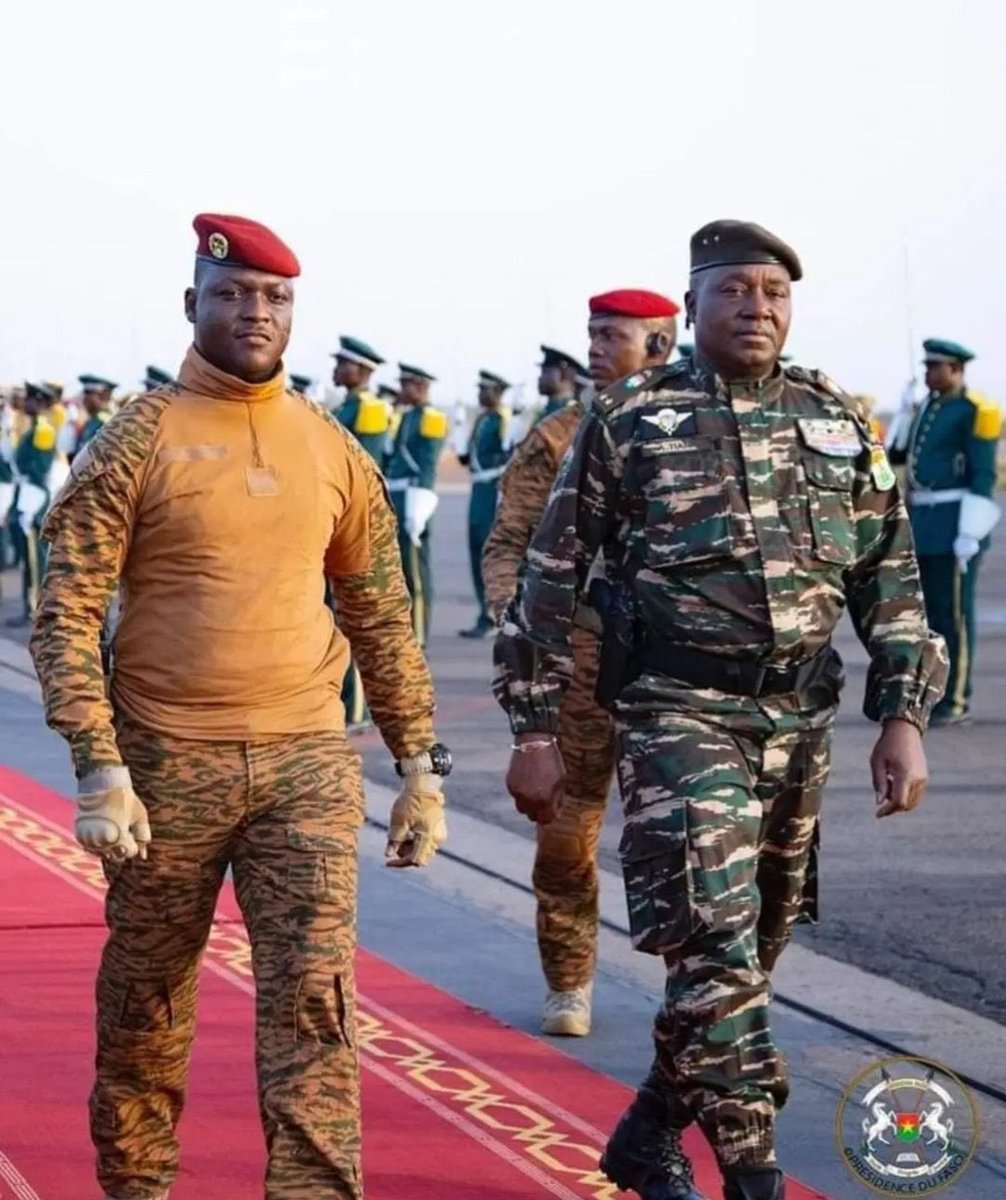 Nath_Yamb's tweet photo. Messieurs, n’écoutez pas ceux qui vous disent qu’il faut enlever vos uniformes et aller aux élections. Vos uniformes nous plaisent, et les élections, on s’en cogne. Tant que vous travaillez pour la sécurité et le progrès de vos peuples, restez en poste, même si c’est 10 ans 🥰✊🏽 https://t.co/90mGyAsnRp