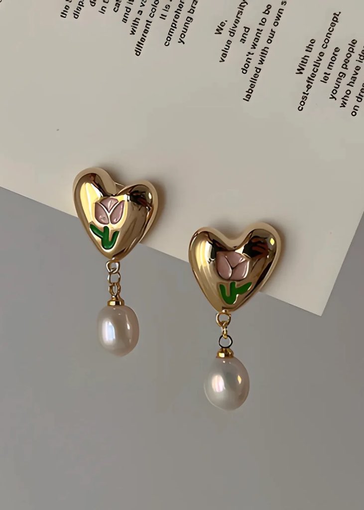 Tulip pearl earrings 🌷