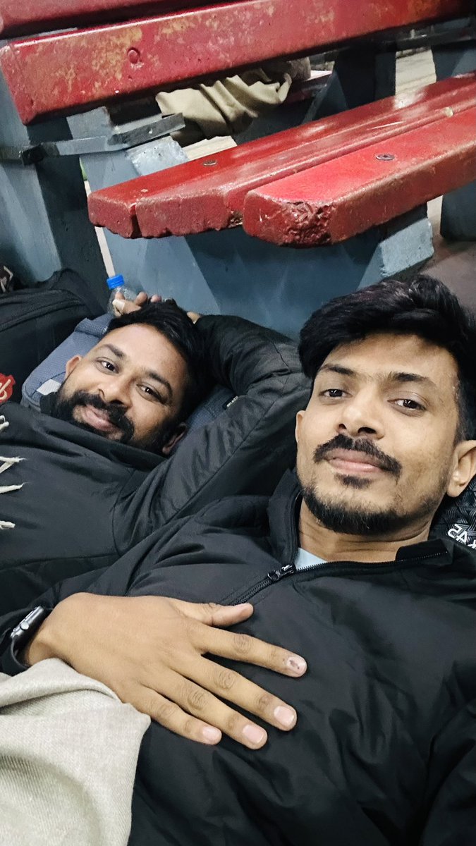 krishnkant_p's tweet photo. Dear @AshwiniVaishnaw sir and our ever green @RailMinIndia, I express my disappointment regarding the continuous delays of the "Sarvodaya Express/12474," which has been announced to be 6 hours late. 
असुविधा के लिए ख़ेद है । 😉

#TrainDelays #IndianRailways https://t.co/9z4jbwBD8r