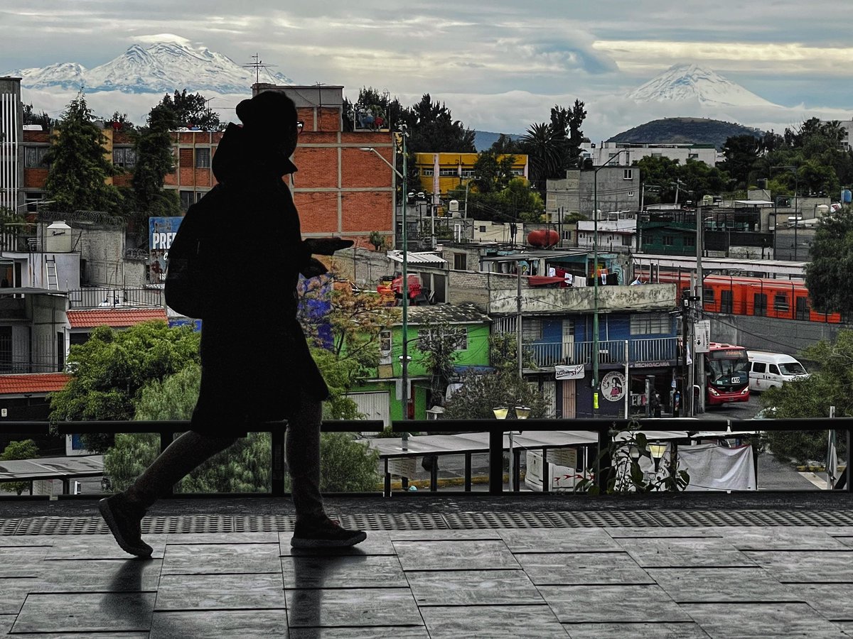 #Popocatépetl #iztaccihuatl Desde Metro Pantitlán.