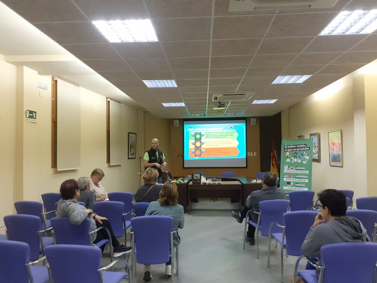 Estuvimos en Sot de Ferrer 📍realizando la actividad 'Fem Terra', en la que dimos las herramientas necesarias para ver la posibilidad de iniciar el proyecto municipal de compostaje comunitario, una apuesta por una economía circular de nuestros residuos orgánicos♻️💚.