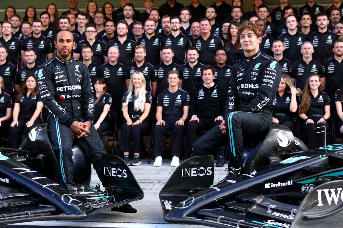 F1's tweet photo. Time for one more team photo in 2023 📸👌

#F1 #AbuDhabiGP https://t.co/cGPp29E7nh