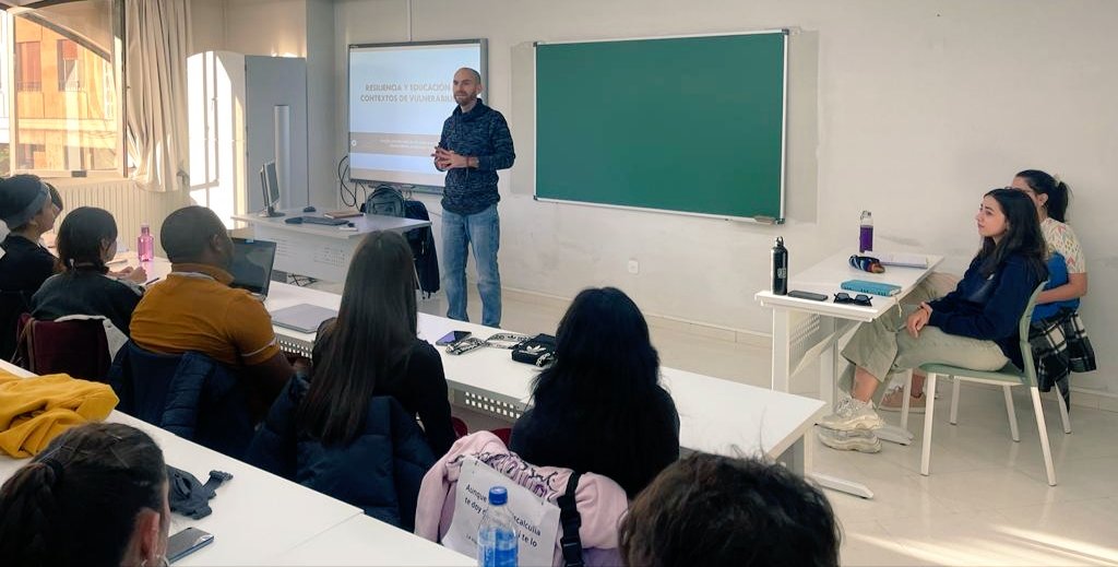 GIPEP_USAL's tweet photo. Esta tarde el Profesor @xtobalruizroman de @InfoUMA ha participado en una sesión de la asignatura Intervención e Investigación en Pedagogía Social de la Profesora @sarasg222 en el Máster #EDUSOG de la @usal hablando sobre resiliencia y educación.
#GIPEP #INFOUMA #USAL #EDUSOG https://t.co/ReKrOoN8UZ