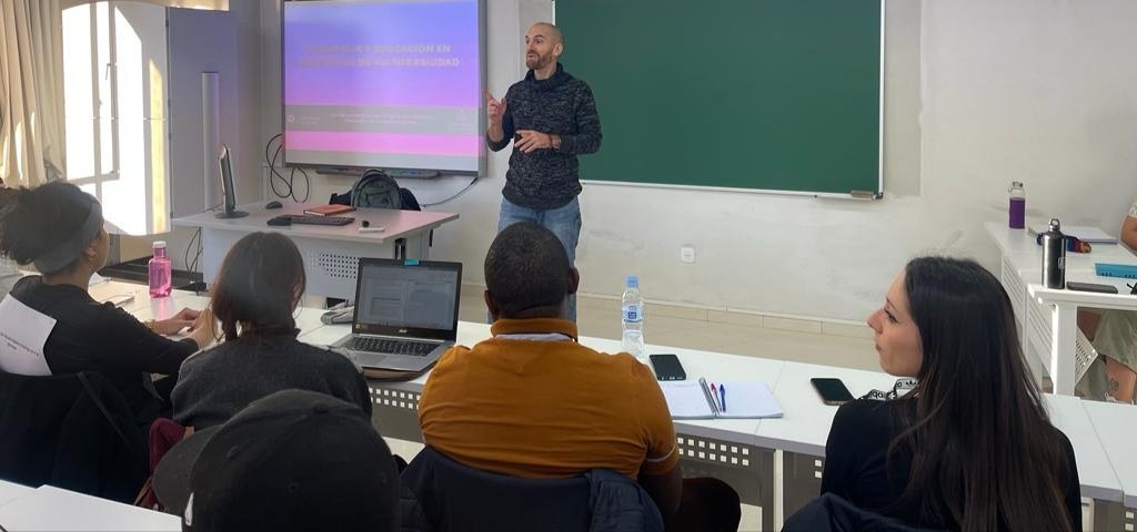 GIPEP_USAL's tweet photo. Esta tarde el Profesor @xtobalruizroman de @InfoUMA ha participado en una sesión de la asignatura Intervención e Investigación en Pedagogía Social de la Profesora @sarasg222 en el Máster #EDUSOG de la @usal hablando sobre resiliencia y educación.
#GIPEP #INFOUMA #USAL #EDUSOG https://t.co/ReKrOoN8UZ