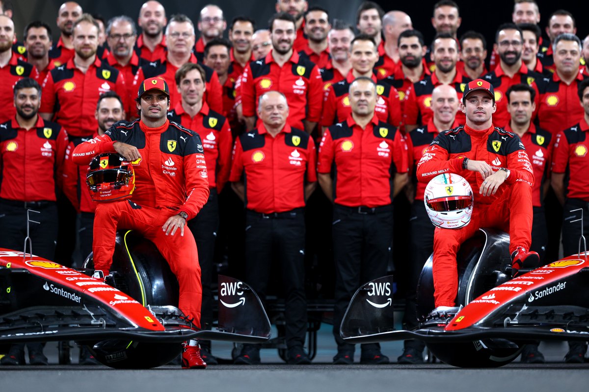 F1's tweet photo. Time for one more team photo in 2023 📸👌

#F1 #AbuDhabiGP https://t.co/cGPp29E7nh