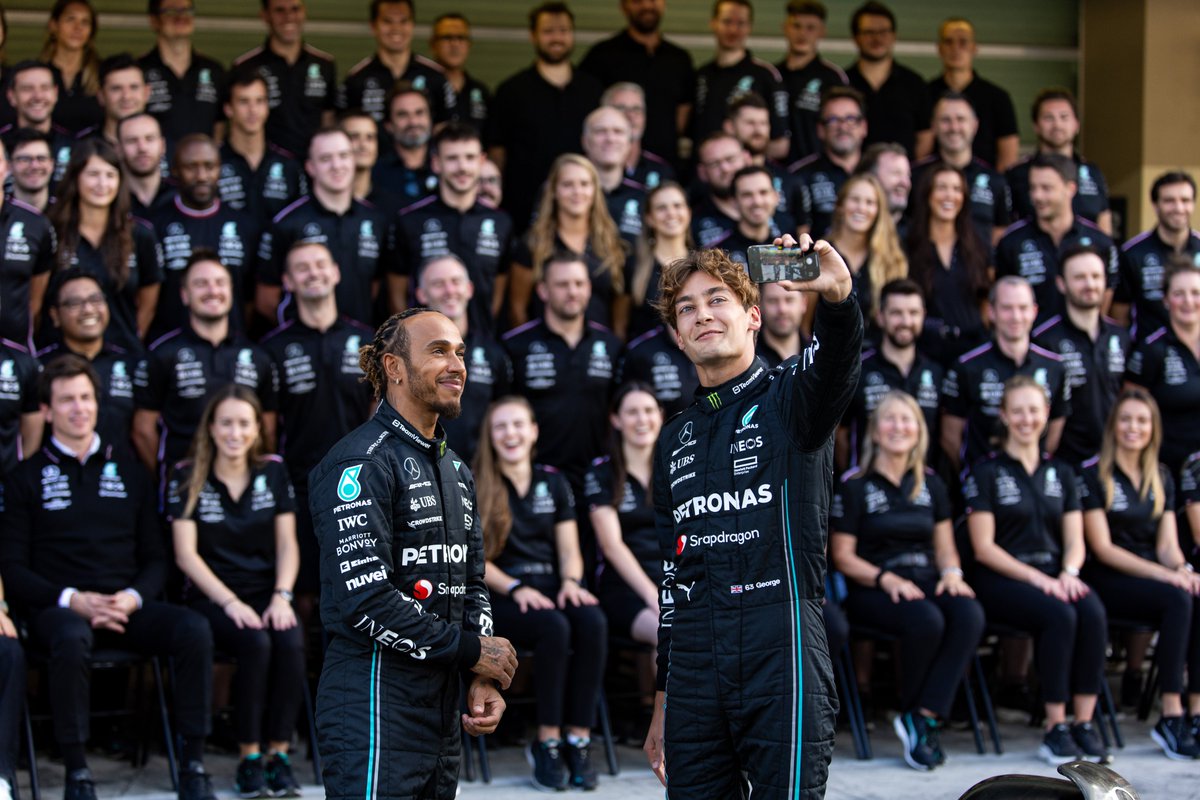 F1's tweet photo. Time for one more team photo in 2023 📸👌

#F1 #AbuDhabiGP https://t.co/cGPp29E7nh