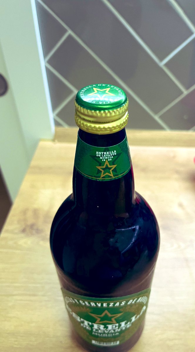 FranJara7's tweet photo. Definitivamente en Murcia estamos perdiendo la cabeza. Ahora resulta que los litros de @estrellalevante ya no son “chapas” son de rosca, si, si, de rosca!! Que será lo próximo? Un bando de la huerta dando Danacol? https://t.co/kuzAua15Xv