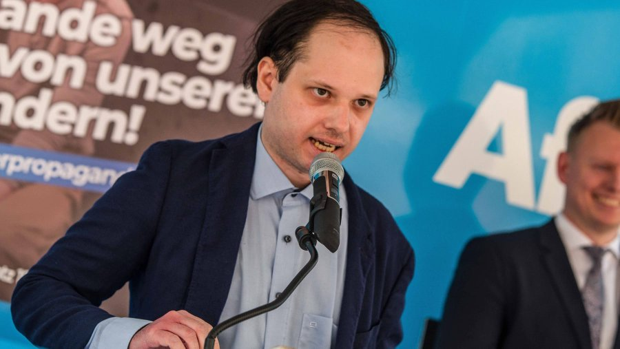 451_Grad_F's tweet photo. @KreuzAcht #René gehört zu den #Afden die sich immer damit Rechtfertigen, dass sie von nichts gewußt haben, Unschuldig sind!
Das das angebliche Reizgasspray ein Frischer Atem Spray war &amp; er nur zufällig in die Demo geraten ist, er wollte nur Fotos von den schönen Gebäuden am Platz machen.🤗 https://t.co/259L1OcOPj