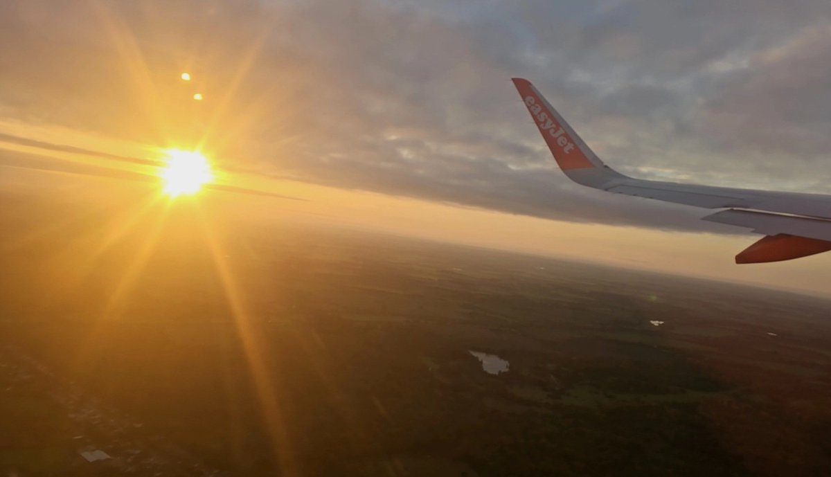 Gorgeous sunrise on this mornings Stanstead to London <a href="/easyJet/">easyJet</a> EZY38 Shame the weather in Ireland couldn't match it!!  💚☘️🇮🇪😎 #Essexsunrise