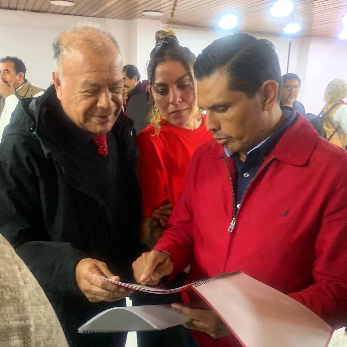 PTTuxtepec's tweet photo. En el PT, nuestro referente @lopezneliolenin tuvo la oportunidad de platicar con nuestro Dirigente Nacional, el Prof. @AlbertoAnayaGt donde le hizo llegar en propia mano,  su constancia como Coordinador Estatal de Afiliación Estatal. 

#LeninSiVa https://t.co/NhIaEdKDfT