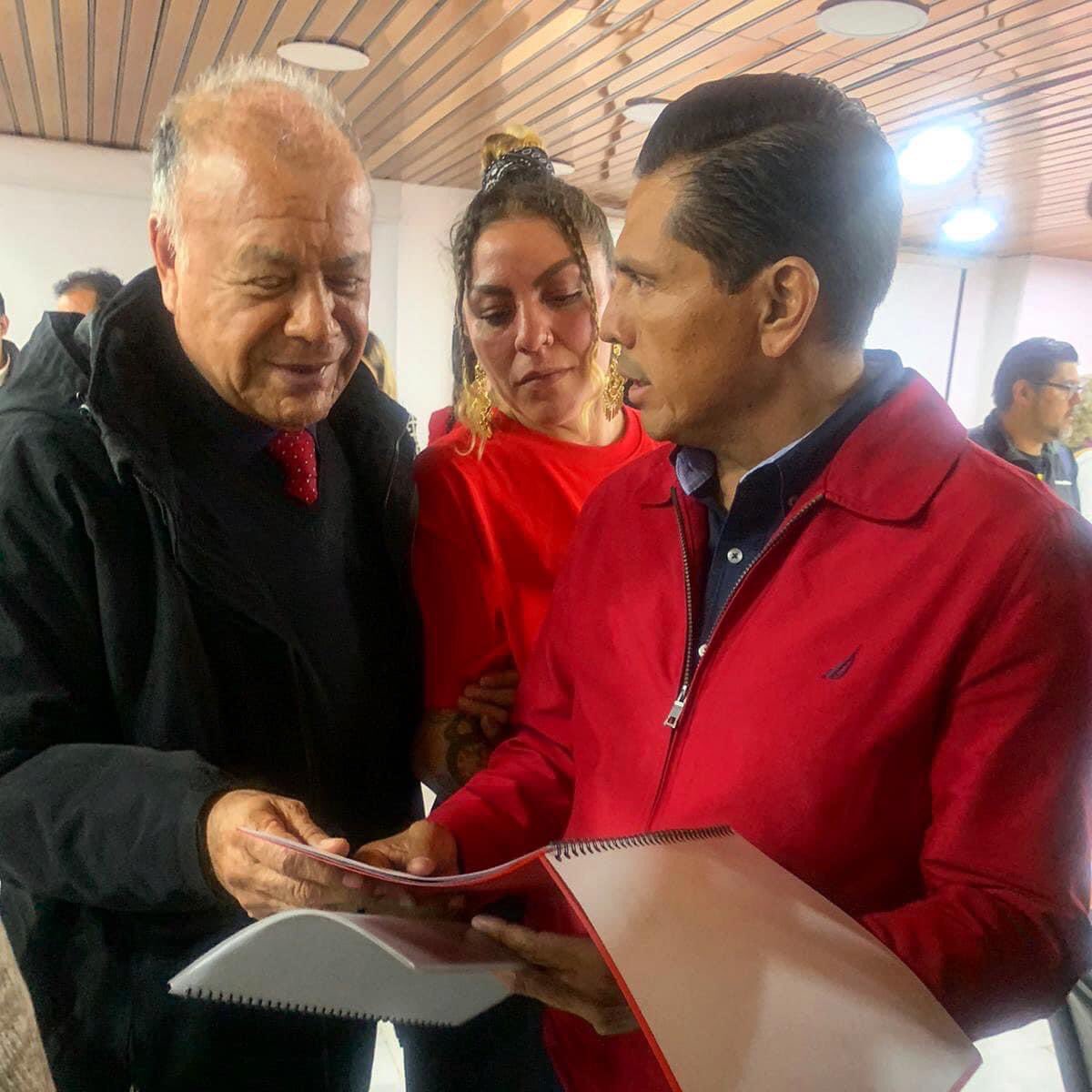 PTTuxtepec's tweet photo. En el PT, nuestro referente @lopezneliolenin tuvo la oportunidad de platicar con nuestro Dirigente Nacional, el Prof. @AlbertoAnayaGt donde le hizo llegar en propia mano,  su constancia como Coordinador Estatal de Afiliación Estatal. 

#LeninSiVa https://t.co/NhIaEdKDfT