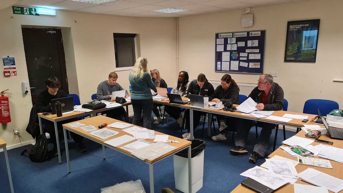 SGSGeographyDpt's tweet photo. The Yr13 Geographer's are all working hard, interpreting their data.
#SGSGeographyDep #Geography #classroomsession #datainterpretation #FSC #NEA #SGSDifference https://t.co/XQeu9rufC1