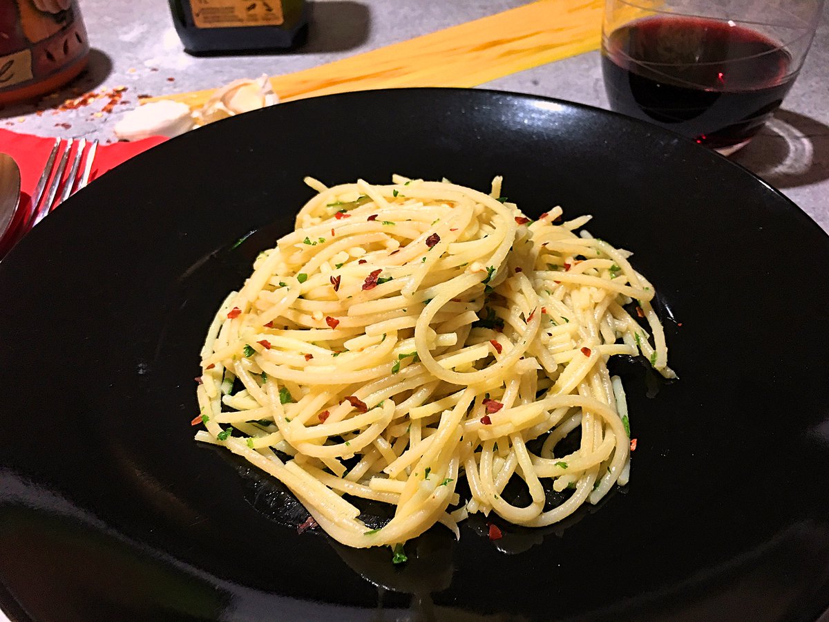 clubfoody1's tweet photo. Today is #MeatlessDay
Spaghetti Aglio e Olio... quick & sooo delicious!🍝🤤
(check out my next posts👆 & the previous one 👇 for more leftover recipes😋)
#YouTube 📽️: https://t.co/jEMph6nzKI
#RECIPE ➡️: https://t.co/l2lJl8qK6k
@EventGuideToday @DiningGuide2Day https://t.co/SafKP7KbEU