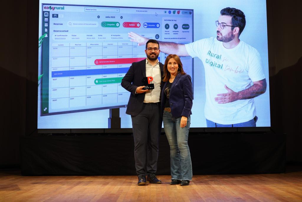 DiputacioGirona's tweet image. L'últim a rebre el guardó és @EasyRural!
🏡Una eina digital per simplificar la gestió i promoció d'allotjaments de turisme rural posant en contacte propietaris i viatgers.
💻Amb els #PremisProjectat han definit la seva estratègia de màrqueting.

#COCREIX #FonsUECat #PromoecoDdGi