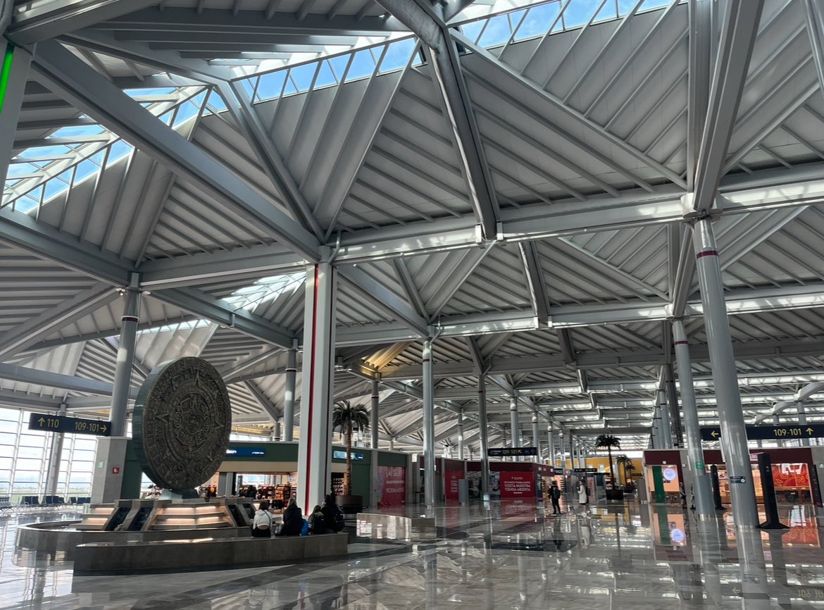 Mau_Bastien's tweet photo. En conclusión, mi visita al #AIFA y al #MuseoDelMamut fue una mezcla de modernidad e historia, con sus pros y cons.
Aquí el hall principal de salidas y la sala #SkyPriority #LoungeKey https://t.co/meEqoY6CI9