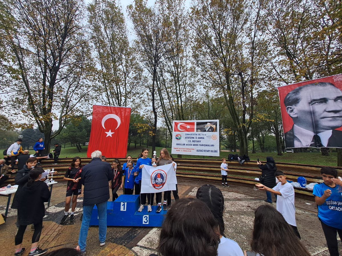 Cumhuriyet'in 100. Yılı ve Atatürk'ü Anma 15.Rotary Okullar Arası Kros Yarışmalarında  Yıldız Kız takımımız Bursa 3.sü olmuştur.👏