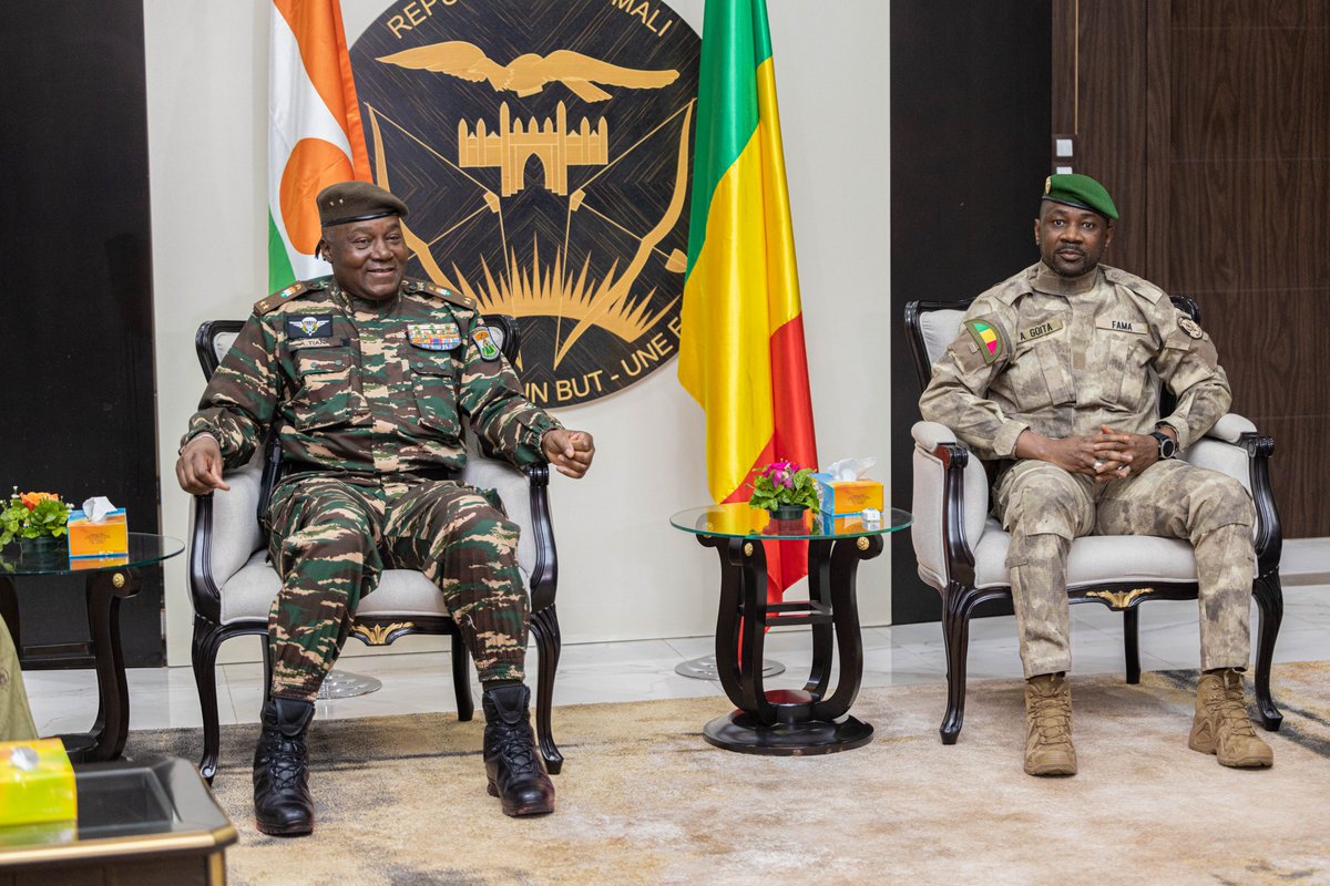 Je me réjouis de la visite, ce jour, de  S.E le Général de Brigade Abdourahamane TIANI en terre africaine du Mali. L'entraide entre pays frères du Sahel et l'opérationnalisation complète de la #AES ont été les points d'échanges.