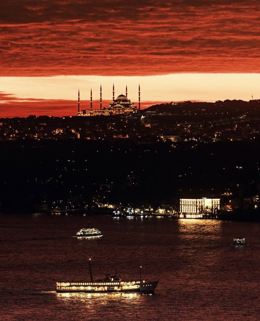 pusholder's tweet photo. İstanbul’da bugün. (Johannes Moths) https://t.co/6P8FsQqw9T