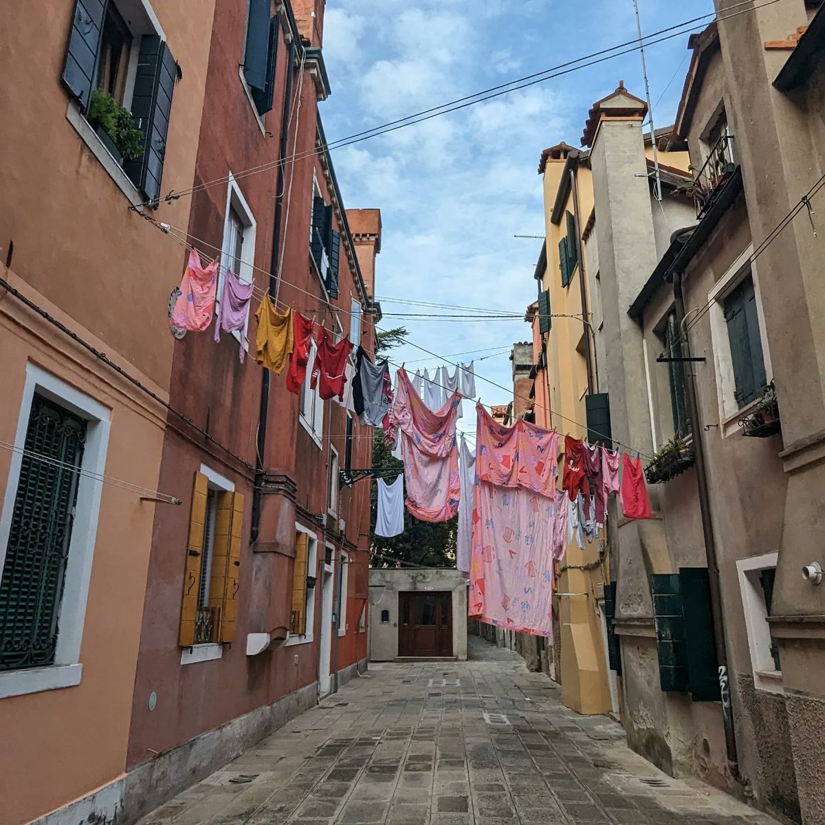 LJ_Pritchard's tweet photo. #Autumnal #DryingDays #Pannistesi #Washing in some of my favourite spots. #CastelloBasso #Venezia #Venice #LivingOnWater https://t.co/ldneAeBlks