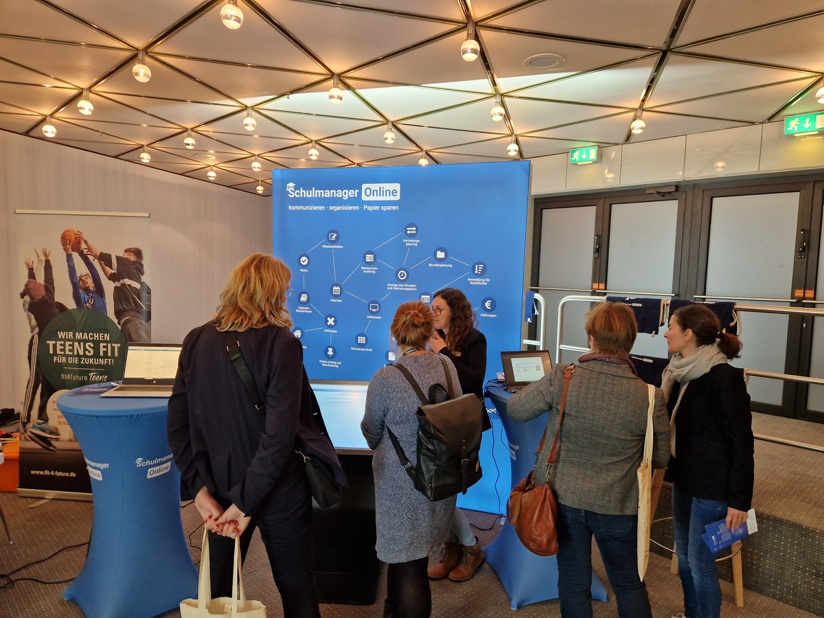 derschulmanager's tweet photo. Ein voller Tag auf dem Deutschen Schulträgerkongress geht zu Ende. Wir hatten viele spannende Gespräche und freuen uns auf den Feierabend sowie auf die Schulleiter:innen morgen. #dstk #dslk https://t.co/l6pYY1RGDl