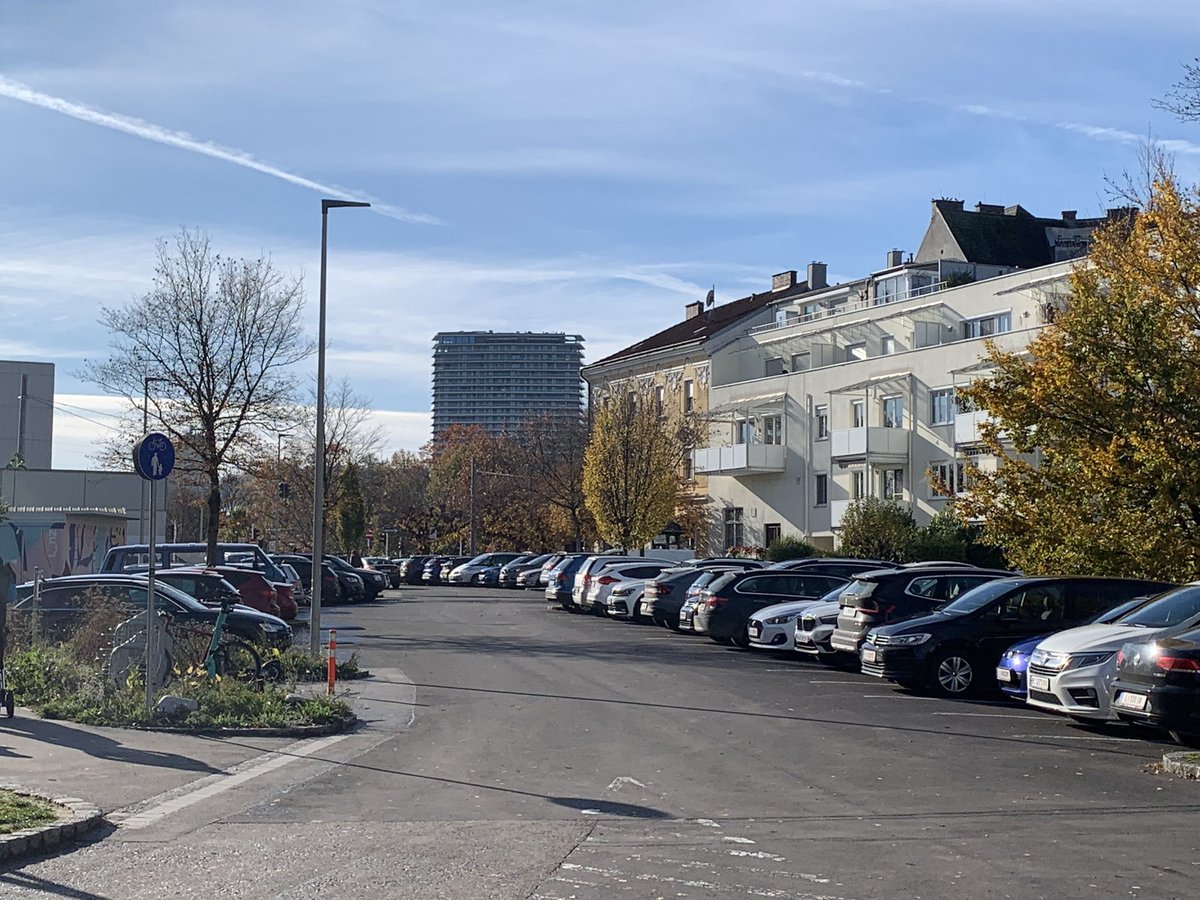 Alle paar Minuten wird der motorisierte Individualverkehr bei der Querung der #stadtbahnlinz aufgehalten!Nebenbei fallen rund 100 Parkplätze weg!
#nahverkehrsknotenurfahrost 
#verkehrswendejetzt