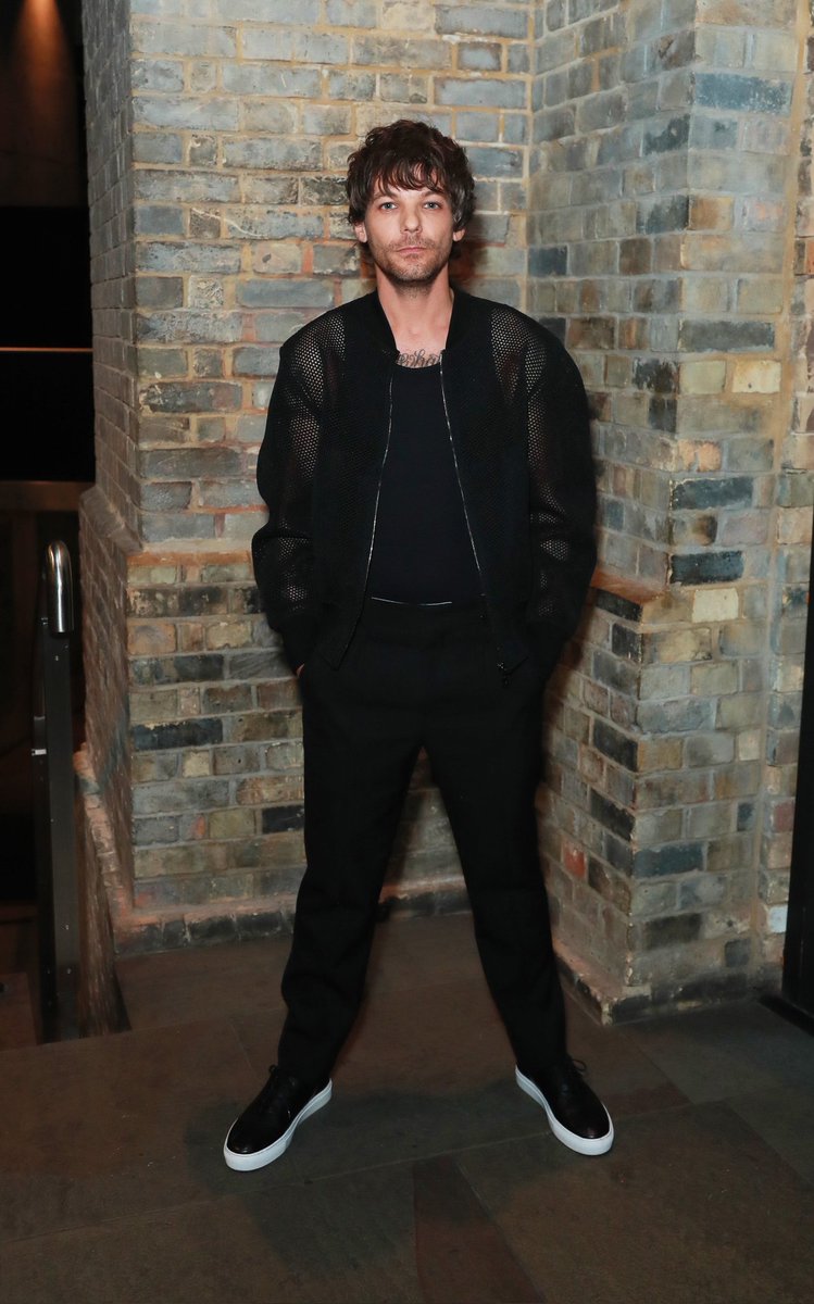 HLNewsBr's tweet photo. 📸| LOUIS TESÃO BONITO E GOSTOSÃO!!!

Louis no #RSUKawards 🥵🥵🥵 https://t.co/dVSj9U1m0h