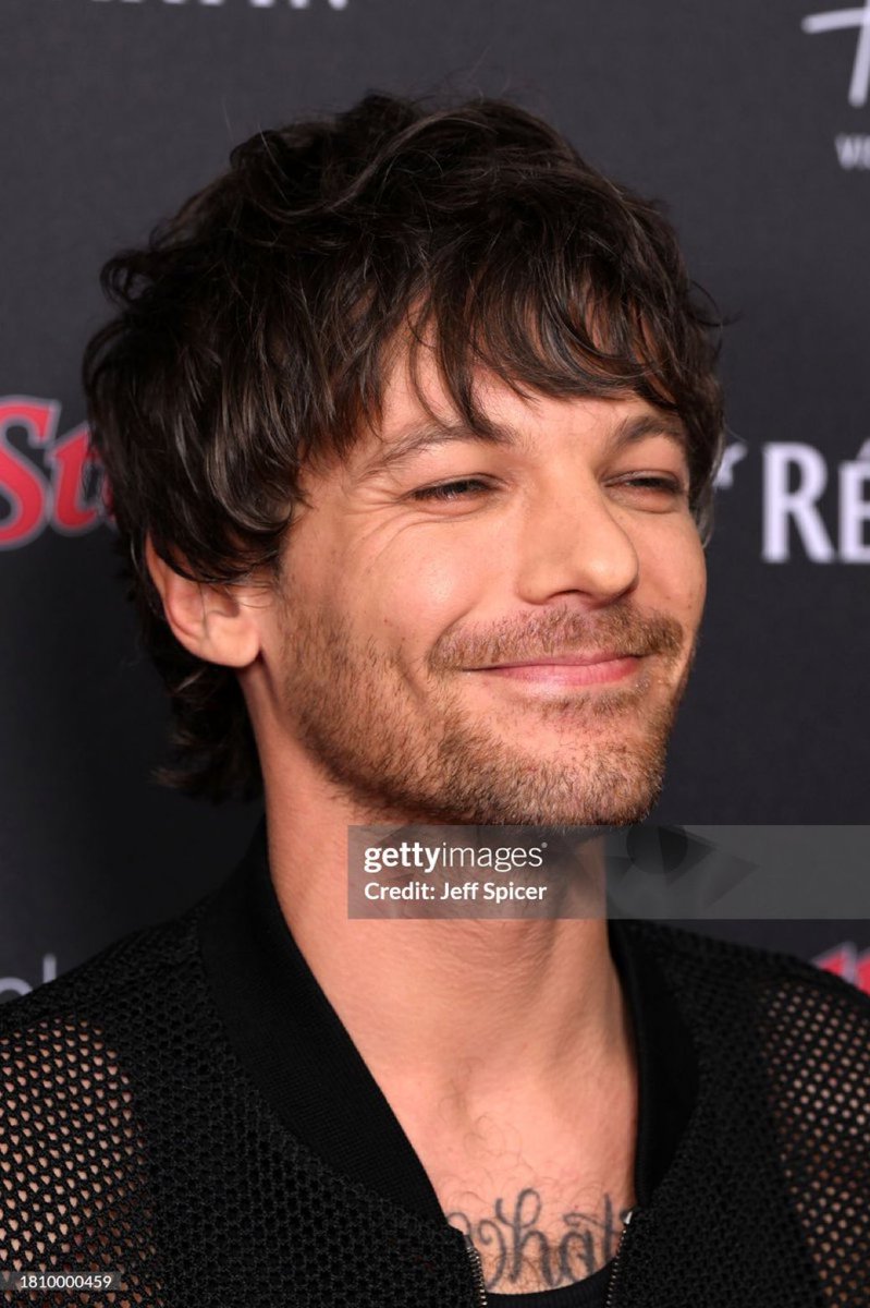 📸| Louis sonriendo en la alfombra roja de los Rolling Stone UK Awards 2023 #RUKAwards 🥹