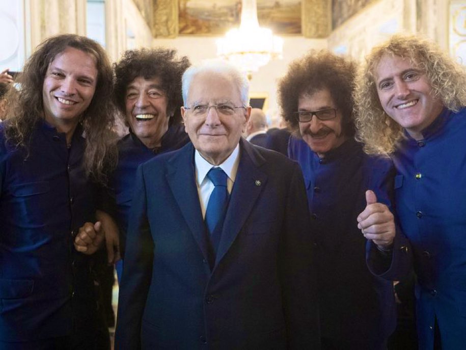 Questa foto è la dimostrazione che è meglio stare con i cugini di campagna che con i fratelli d'Italia.

#mattarella