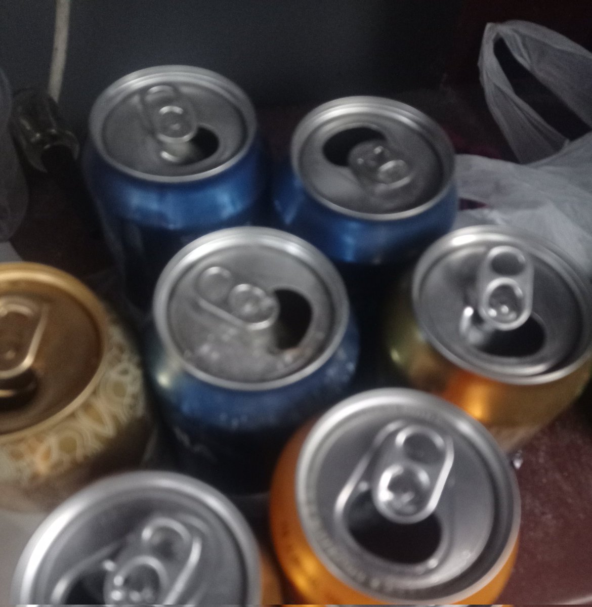 Yo quejándome porque no tengo el abdomen plano

También yo con una colección de cervezas en mi habitación