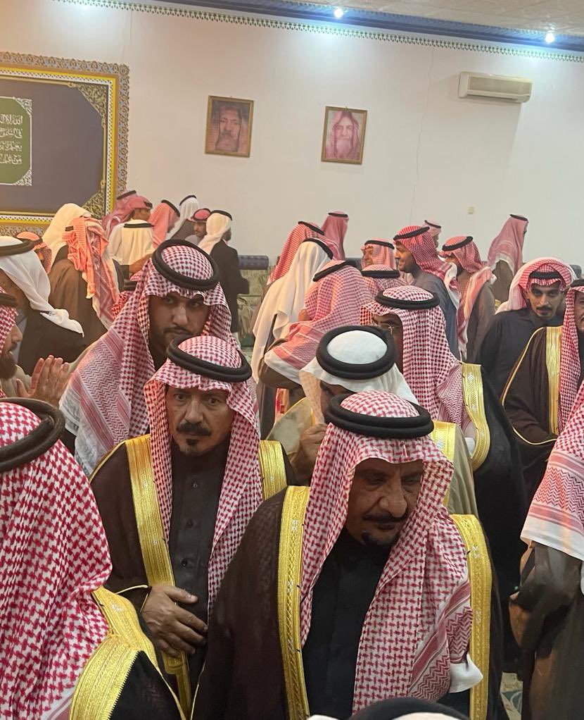 saudalswidi's tweet photo. تلبية لدعوة كريمة تلقيتها من أبو طلال تشرفت مساء هذا اليوم الخميس الموافق 1445/05/09هـ بحضور الحفل الذي اقامه الشيخ هتاش بن حضيري بن نايض الهمزاني بمنزله بقرية قليب ذياب على شرف جار شمر الشيخ ناجي بن نصار السبيعي وحضر الحفل جمع غفير من شيوخ واعيان قبيلة شمر وبعض القبائل الأخرى. 
الحفل مشرف وعلى مستوى عالي. ولكن لا غرابة في ذلك ولا جديد يذكر فهذه عادة أبو طلال. 
الله يغنيه ويقويه ويخلف عليه ويرزقه من واسع فضله.