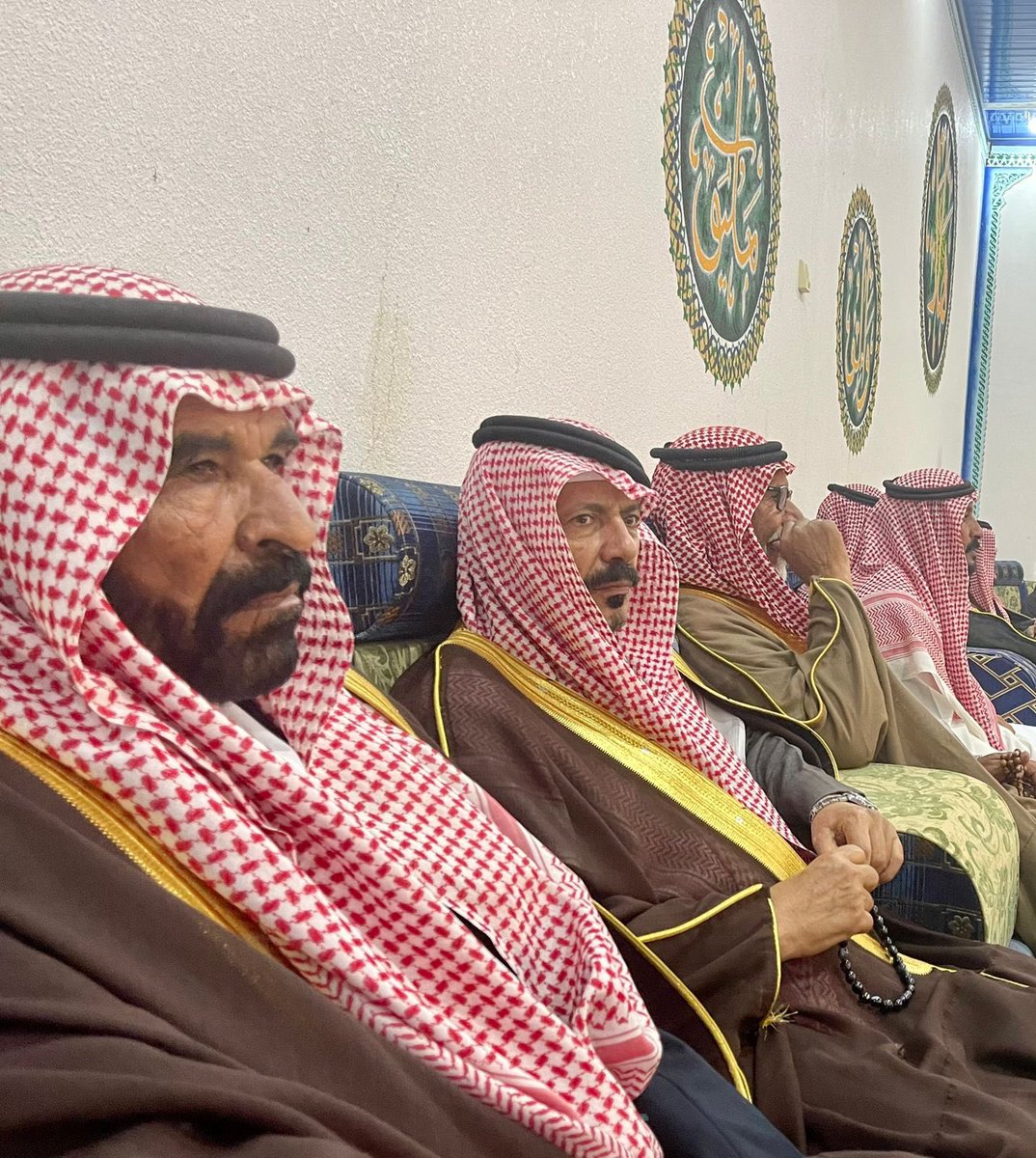 saudalswidi's tweet photo. تلبية لدعوة كريمة تلقيتها من أبو طلال تشرفت مساء هذا اليوم الخميس الموافق 1445/05/09هـ بحضور الحفل الذي اقامه الشيخ هتاش بن حضيري بن نايض الهمزاني بمنزله بقرية قليب ذياب على شرف جار شمر الشيخ ناجي بن نصار السبيعي وحضر الحفل جمع غفير من شيوخ واعيان قبيلة شمر وبعض القبائل الأخرى. 
الحفل مشرف وعلى مستوى عالي. ولكن لا غرابة في ذلك ولا جديد يذكر فهذه عادة أبو طلال. 
الله يغنيه ويقويه ويخلف عليه ويرزقه من واسع فضله.