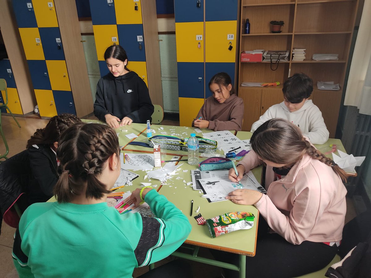 smiportu's tweet photo. DBHn tailerrak garatzen ditugu Juan María astean.

Papiroflexia, lettering, talleres de creatividad en ESO en la semana de Juan María.

#EtorkizunariBegira #LaMennaisCUIDA @KristauEskola #jm23 https://t.co/EBnUx2lmkY