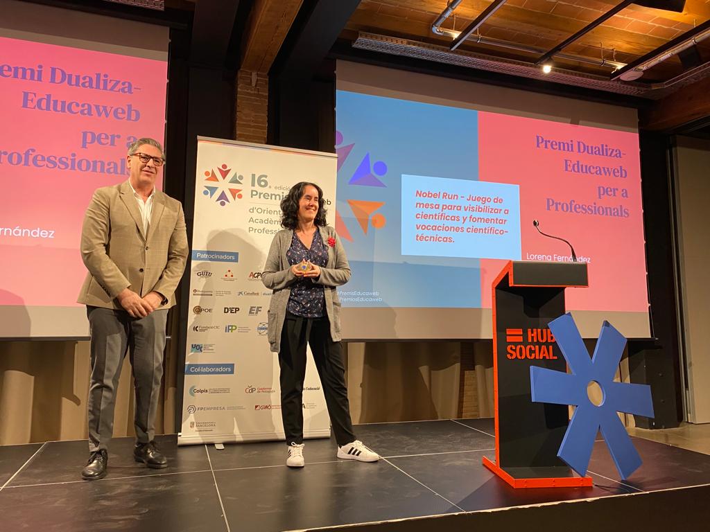 loretahur's tweet photo. ¡NOS LO HEMOS LLEVADO! #NobelRun, Premio Dualiza-@Educaweb en esta 16ª edición. Aquí estoy en Barcelona representando al resto de equipo: @PGaraizar e @iMaestroArt.
Feliz de que se siga conociendo el juego para que se cuele en más casas y colegios y siga hackeando estereotipos. https://t.co/hiTKF9CR7G