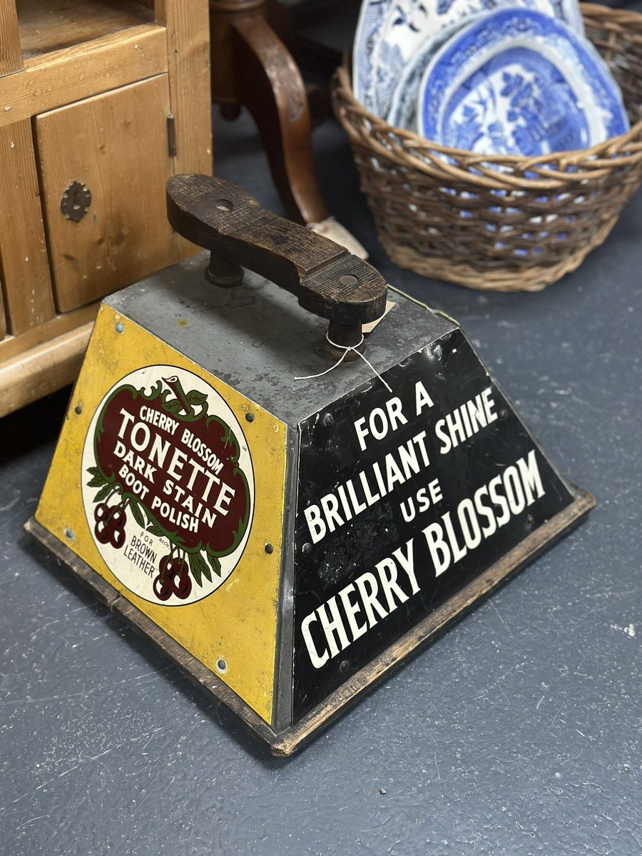 Let’s finish on this shoe shine box from unit 102 #shoeshinebox #cherryblossom #bootpolish #bootpolishadvertising #cherryblossomadvert #vintageadvertising #astraantiquescentre #hemswell #lincolnshire