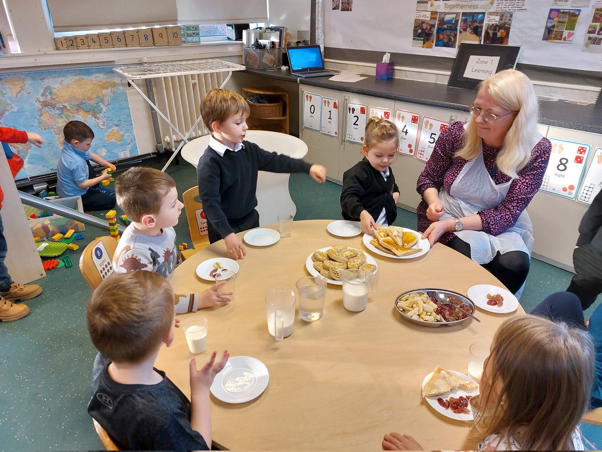 BanchoryBEEHive's tweet photo. Snack is open in the BEEHive.   P¹ and Elc enjoying some snack together.  The sharing of news and stories, positive role models and opportunities for friendships to be made.  #playpedagogy #togetherness 
@EducationScot @ClacksELC @ColinBruce1980 https://t.co/SGPACJtVU2