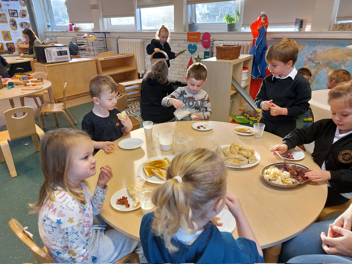 BanchoryBEEHive's tweet photo. Snack is open in the BEEHive.   P¹ and Elc enjoying some snack together.  The sharing of news and stories, positive role models and opportunities for friendships to be made.  #playpedagogy #togetherness 
@EducationScot @ClacksELC @ColinBruce1980 https://t.co/SGPACJtVU2