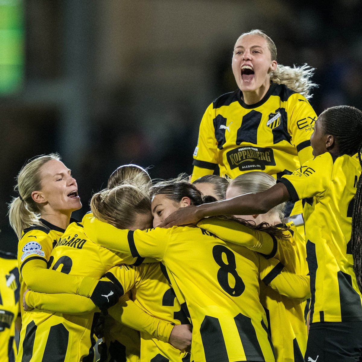 svenskfotboll's tweet photo. 🔥 Ny seger för @bkhackenofcl i Champions League! 👏 

BK Häcken vände och vann med 2-1 mot Real Madrid i kvällens hemmamatch. 

Laget har nu två av två segrar i gruppspelet 💫 https://t.co/bFJXHu8YPL