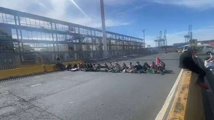 againstprisons's tweet photo. PAPA condemns the shocking, disproportionate and dangerous police violence inflicted on protestors outside Auckland's port yesterday. https://t.co/Qgj1ATeKB6