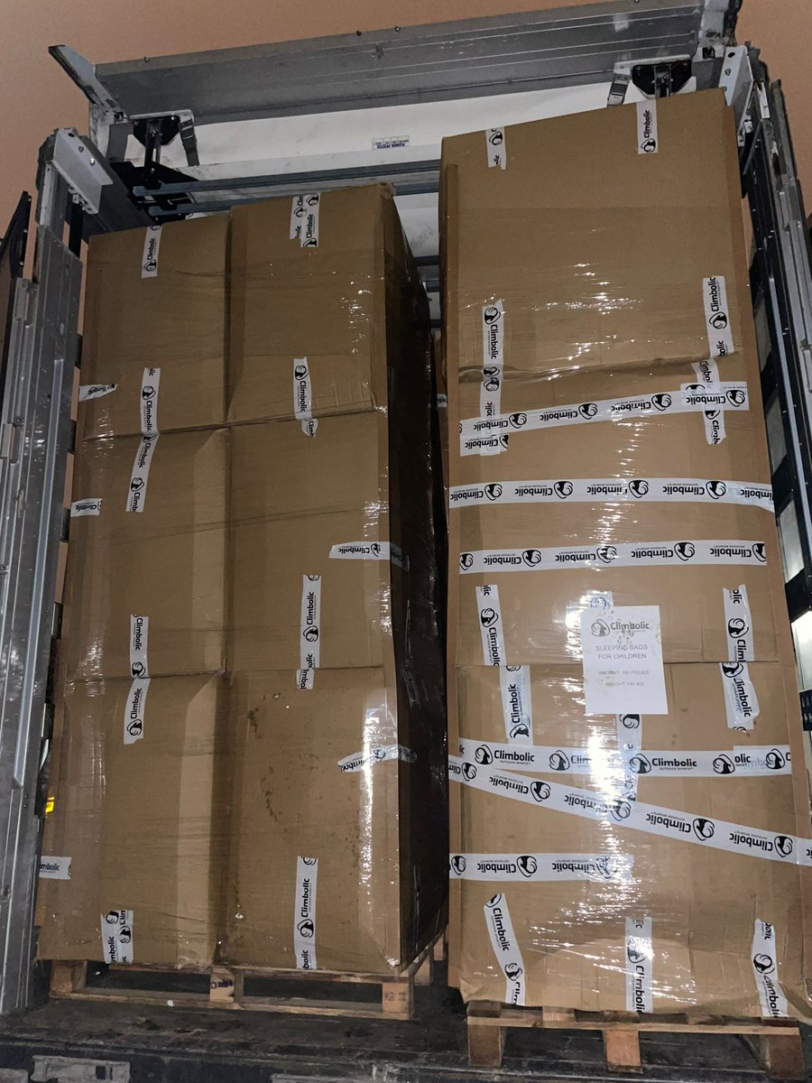 VolkanOkcuoglu's tweet photo. Gecenin bu saati halen gemiler için yüklemeler devam ediyor...

Bir yandan uyku tulumları bir yandan gıda paketleri, bir yandan yarın yüklenecek yeni malzemelerin ayarlanması...

Gazze için ateşkes evet önemli bir adımdır ama yetmez, gazzenin yeniden imarı ve yuvası yıkılan çocukların yaşaması için de sahada olacağız, birlik olacağız ve tüm dünyadan kardeşlerimiz ile birlikte devam edeceğiz...

Sadece gemiler, tekneler veya eylemler değil artık sınırları kaldırarak bir birliktelik içinde hareket edeceğiz, tek seferlik bir program değil süreklilik arz eden bir yapı olup dünyadaki zulümlere ses vermektir amaç...

Bu uğurda okyanusta bir damla olabildiysek ne mutlu... 

Yarın inşallah daha kapsamlı bir ateşkes açıklanacağını da ümit ediyorum...

Sonrasında da çalışmalarımız devam edecek dostlarımız ile...