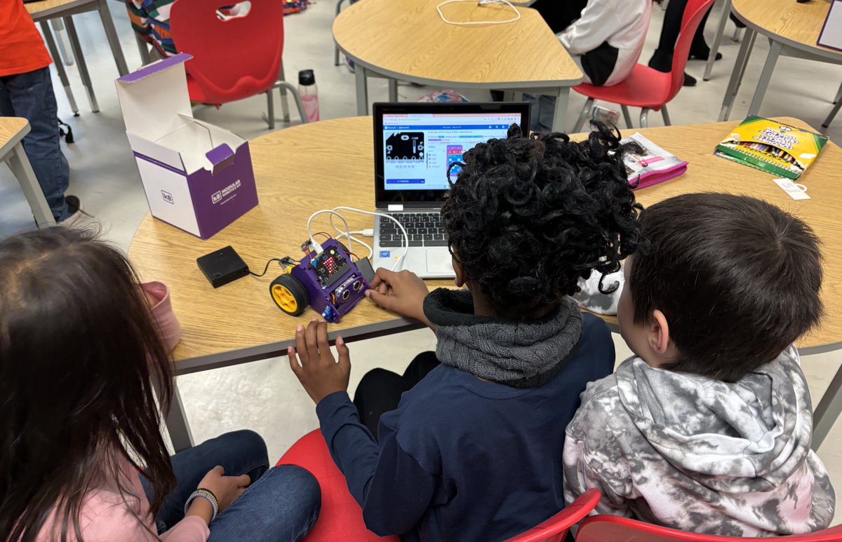 StKateriOCSB's tweet image. So fun to watch students teaching students. @ATeacherLifeSKT’s grade 3 students guiding Mrs. Dillon-McKay’s class in coding @microbit_edu. There were even varying levels of expertise to help designated by coloured cones! Love this #LearningPartnership. #ocsbDL #BeSKT