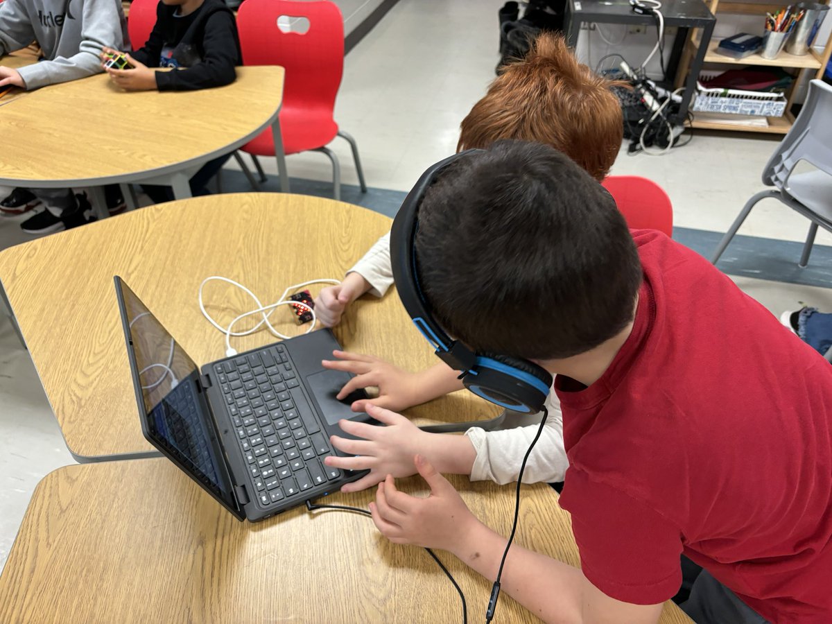 StKateriOCSB's tweet image. So fun to watch students teaching students. @ATeacherLifeSKT’s grade 3 students guiding Mrs. Dillon-McKay’s class in coding @microbit_edu. There were even varying levels of expertise to help designated by coloured cones! Love this #LearningPartnership. #ocsbDL #BeSKT